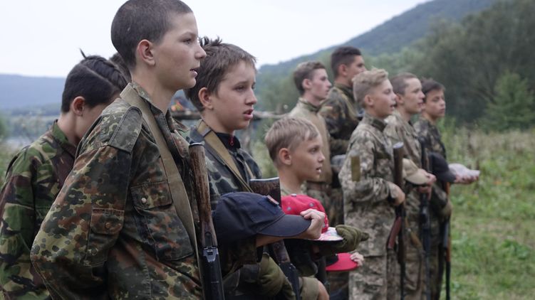 В летнем детском лагере на Западной Украине учат стрелять в