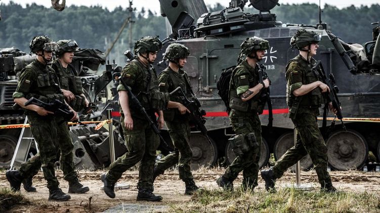 То, что Украина впишет в конституцию курс на НАТО, не поможет нам вступить в Альянс. Источник фото: Facebook
