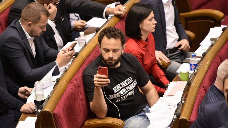 Александр Дубинский (в центре) много внимания уделяет политическим конкурентам в