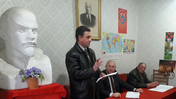 Эдуард Матюха между бюстом и портретом Ильичу. Фото - Компартия
