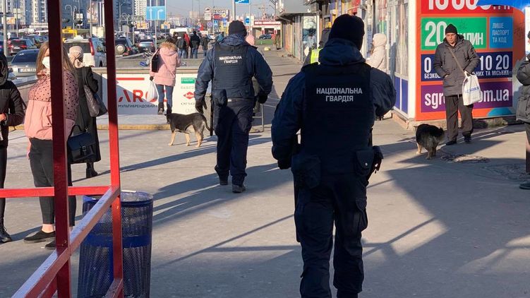 Коронавирус в Киеве. Столичный транспорт сегодня остановился. На остановках Нацгвардия. Фото