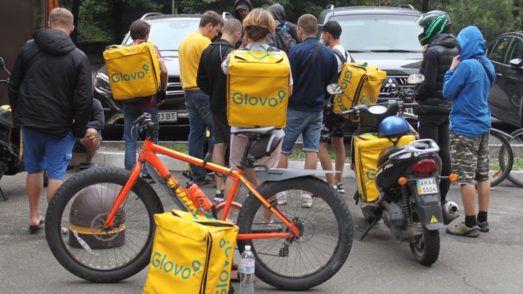 Курьерам Glovo значительно урежут зарплату с апреля. Фото: Політична Критика