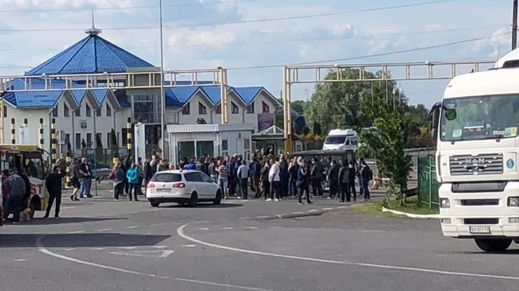 На западной границе - конфликт между пограничниками и водителями