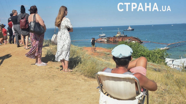 Несмотря на небольшие размеры танкера, его пока так и не удалось поднять. Фото