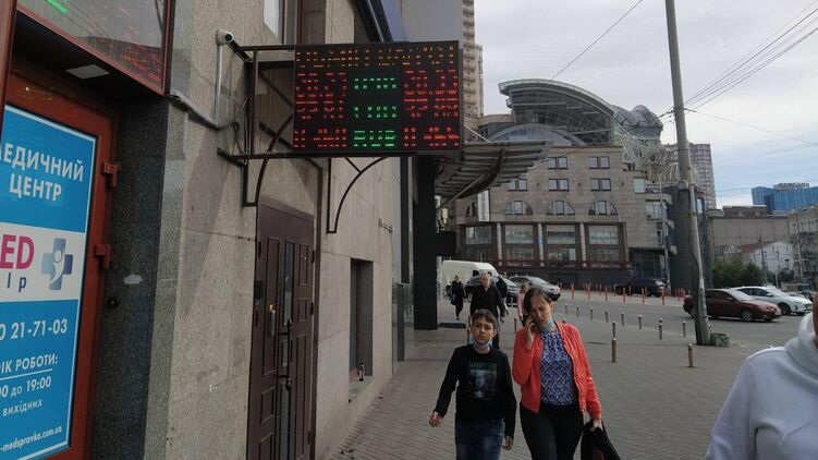 В понедельник американская валюта упала на 1 копейку. Фото: