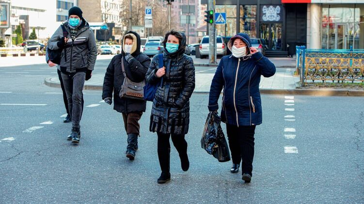 МОЗ предложил трехнедельный локдаун с работающим транспортом после Нового года. Фото