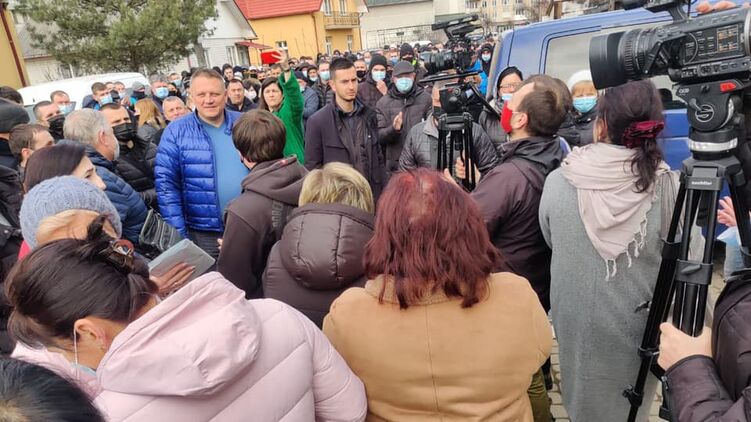 На довыборах в 87 округе уже пять дней не могут подсчитать голоса. Фото: Facebook Александра Шевченко
