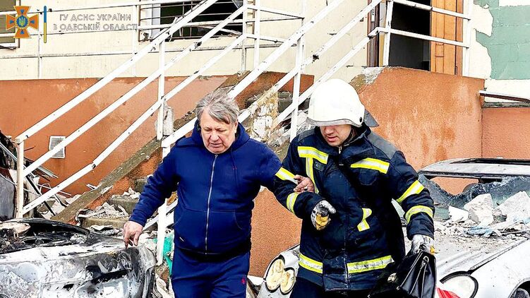 Одесса. Спасатели выводят жителя дома, в котором начался пожар после обстрела. Фото ГСЧС
