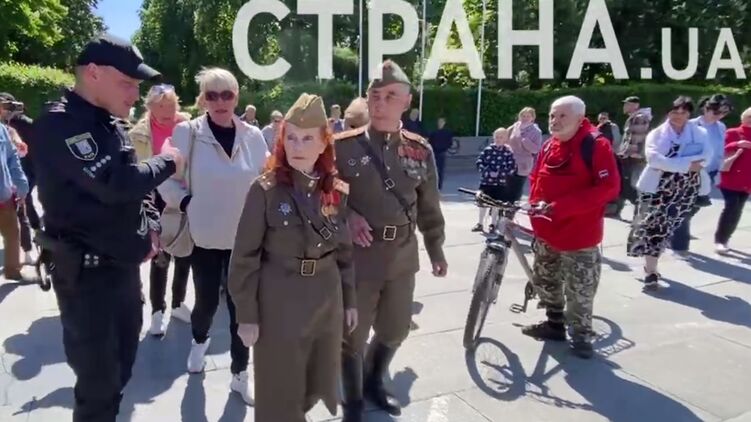 Попытка оштрафовать пенсионерку за советскую форму в Киеве. Фото