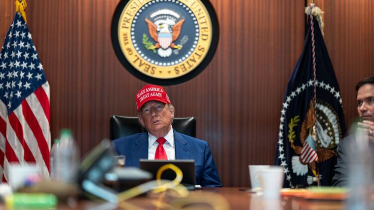 Трамп у ситуаційній кімнаті у Білому домі під час ударів по Ірану.