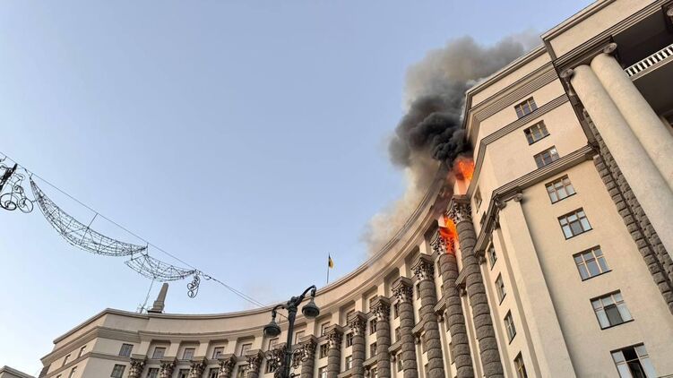 Кабмін України, що горить після ракетного удару