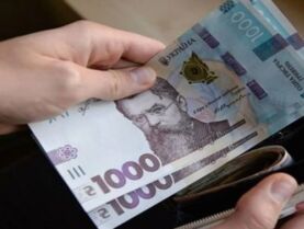 Банки встановлюють українцям власні ліміти на видачу готівки у 30 тисяч гривень
