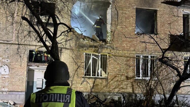 Київ зазнав обстрілу. Фото: ДСНС