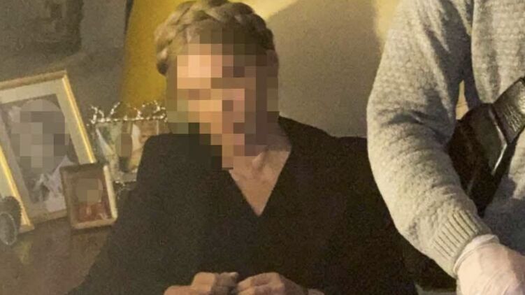 Тимошенко під час обшуку у її офісі. Фото НАБУ