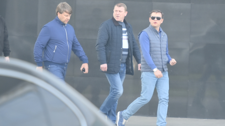 Олег Ляшко и его кум Юрий Сухин в аэропорте