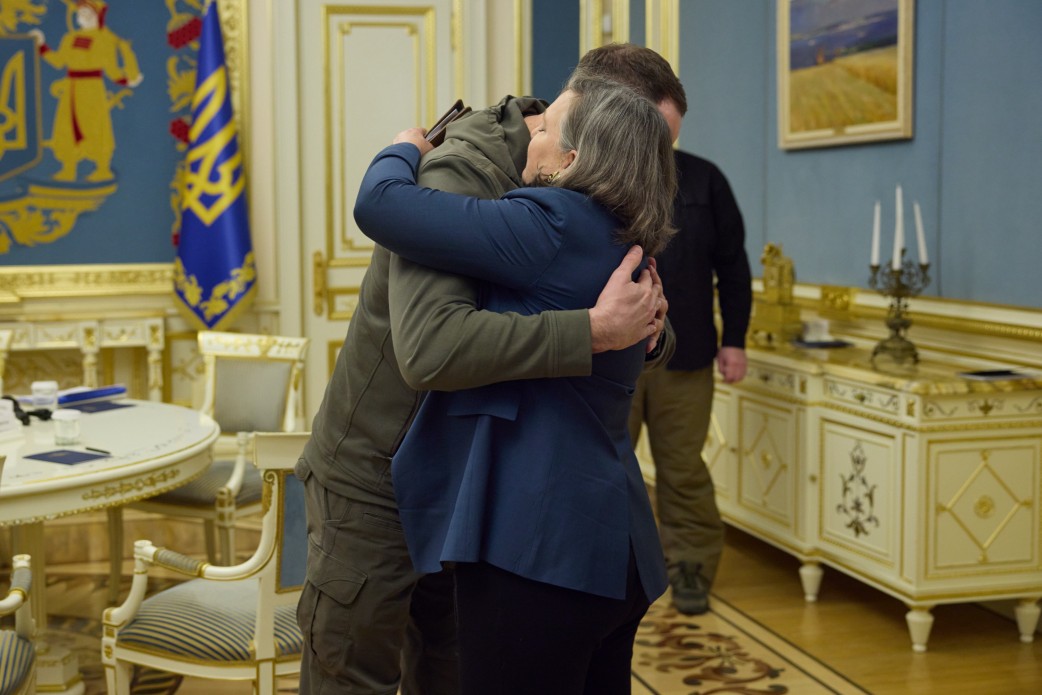 Нуланд обнимается с Ермаком
