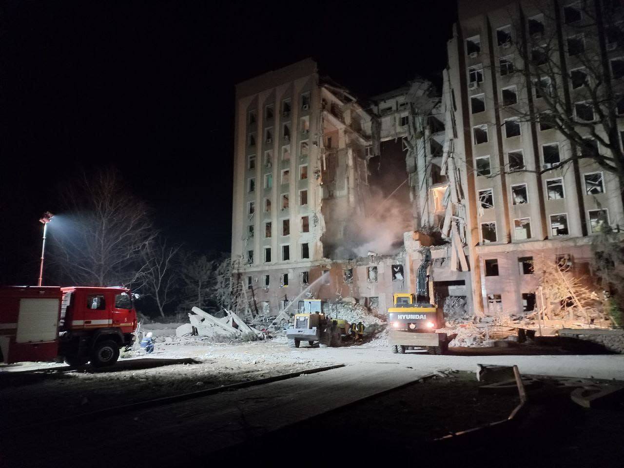 Николаев - в ГСЧС продолжают разбирать завалы после обстрела ОГА