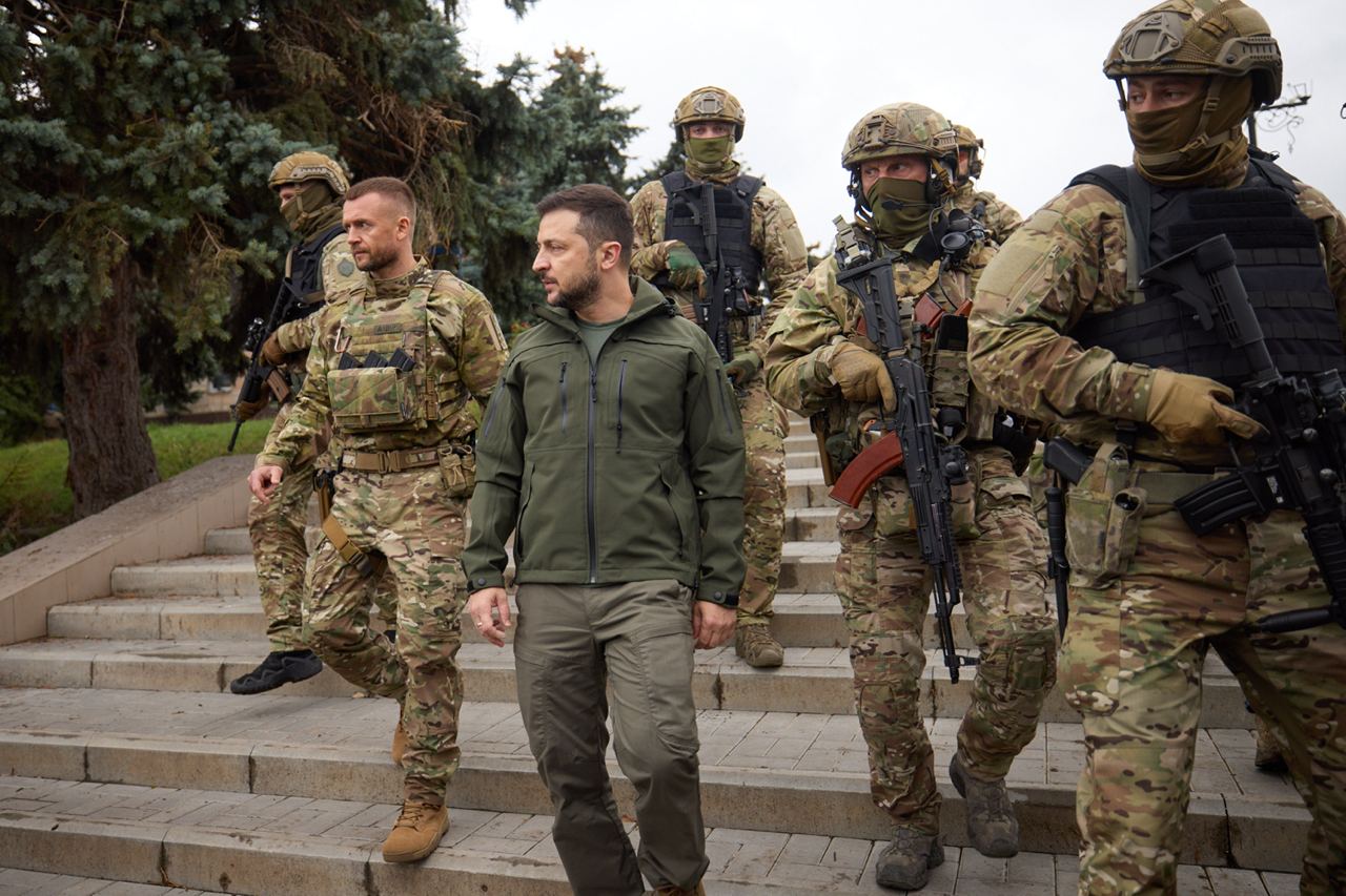 Фото Зеленского в Изюме Харьковской области