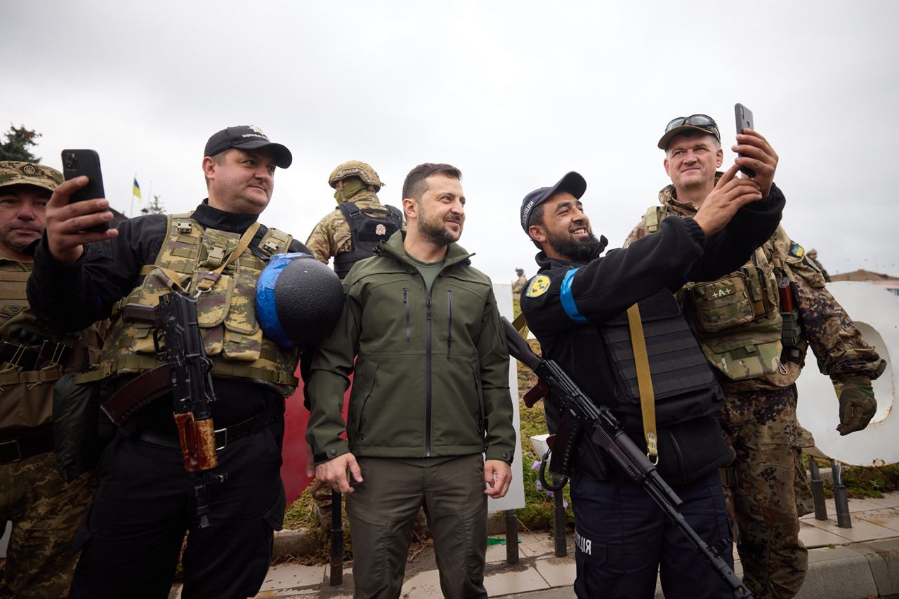 Фото Зеленского в Изюме Харьковской области