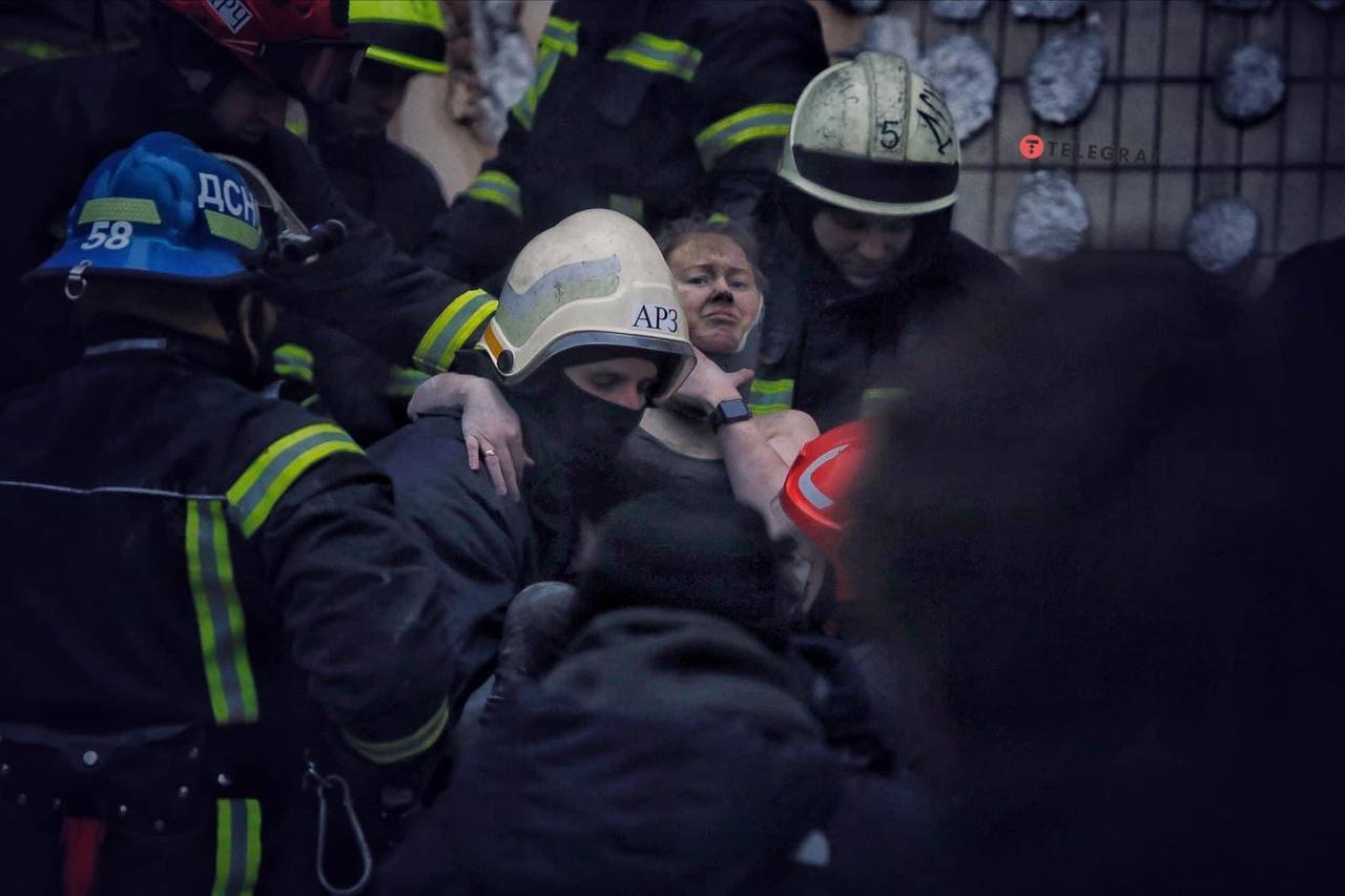 Фото со спасённой из под завалов дома в Днепре женщиной публикует Офис президента