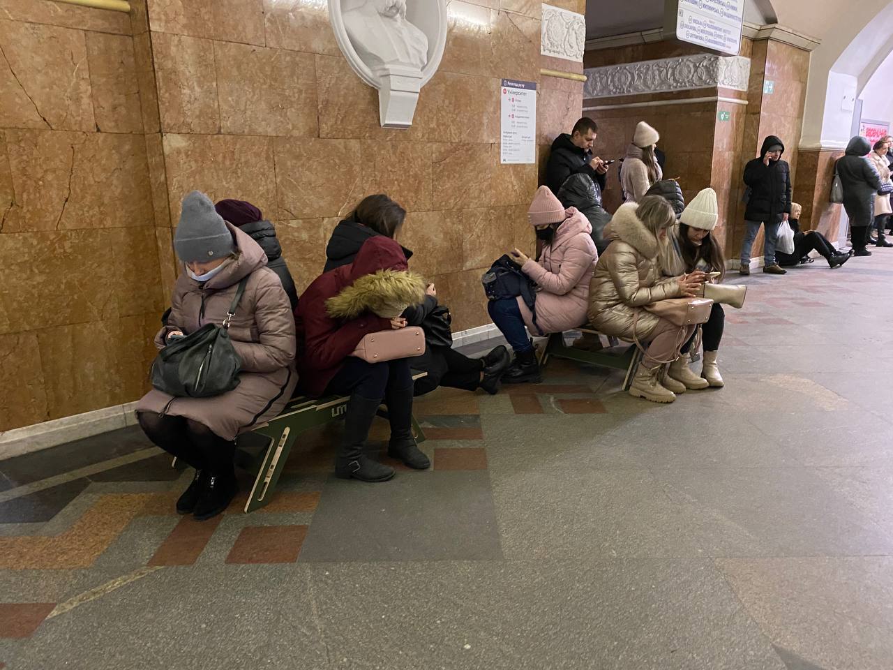 новые скамейки в метро