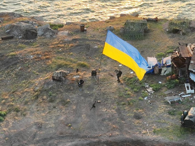 ВСУ подняли флаг Украины на острове Змеином 