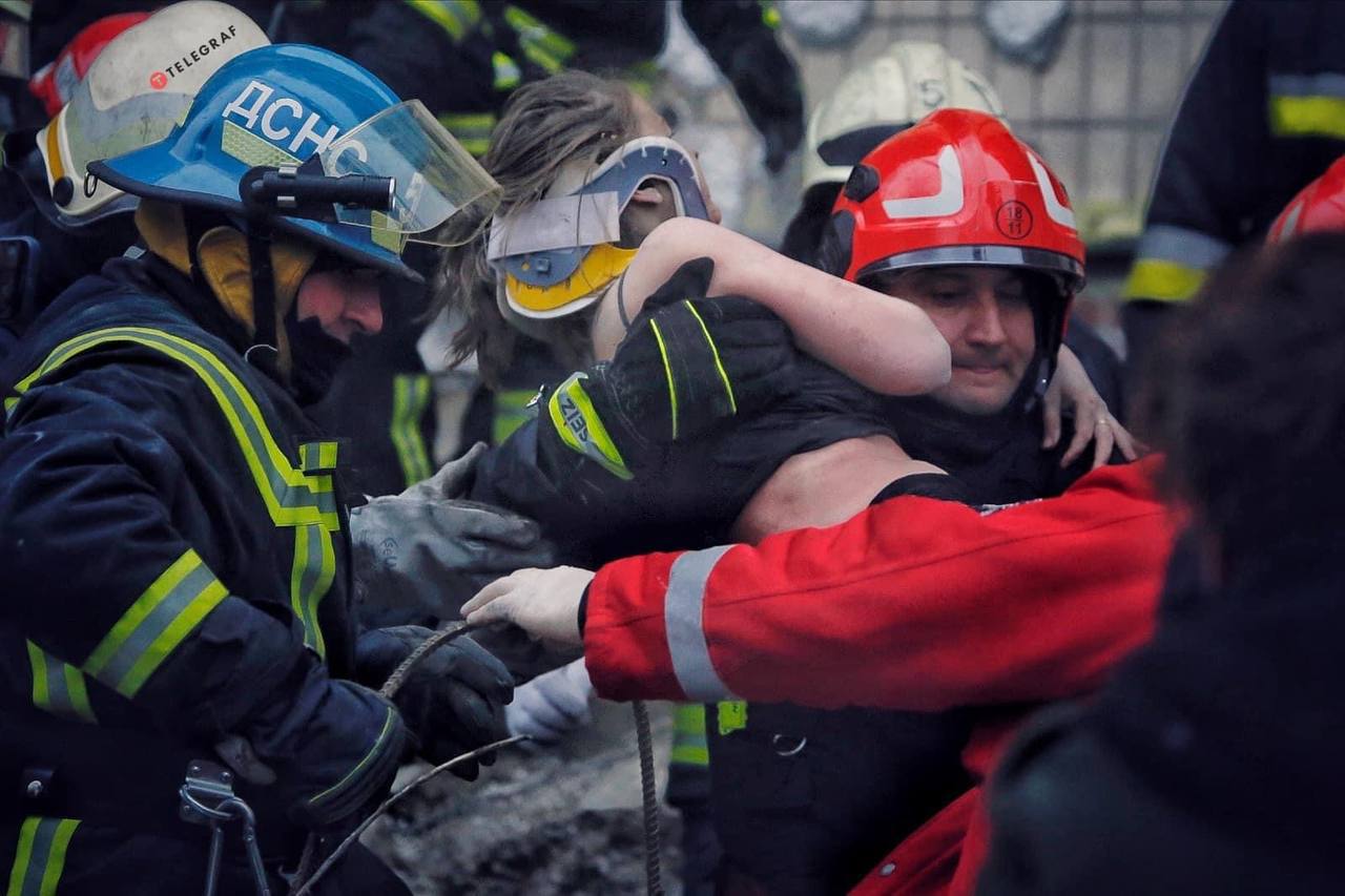 Фото со спасённой из под завалов дома в Днепре женщиной публикует Офис президента