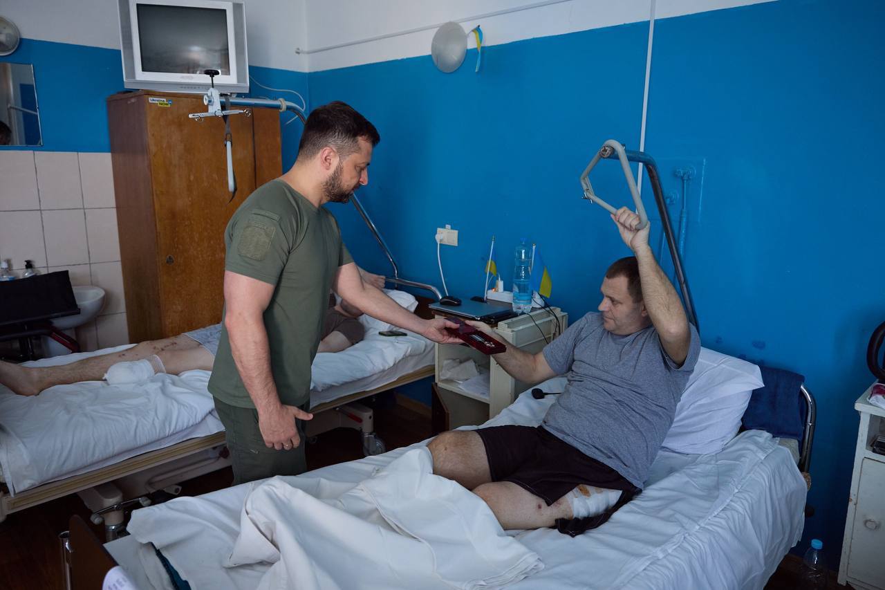 Зеленский с раненными военными