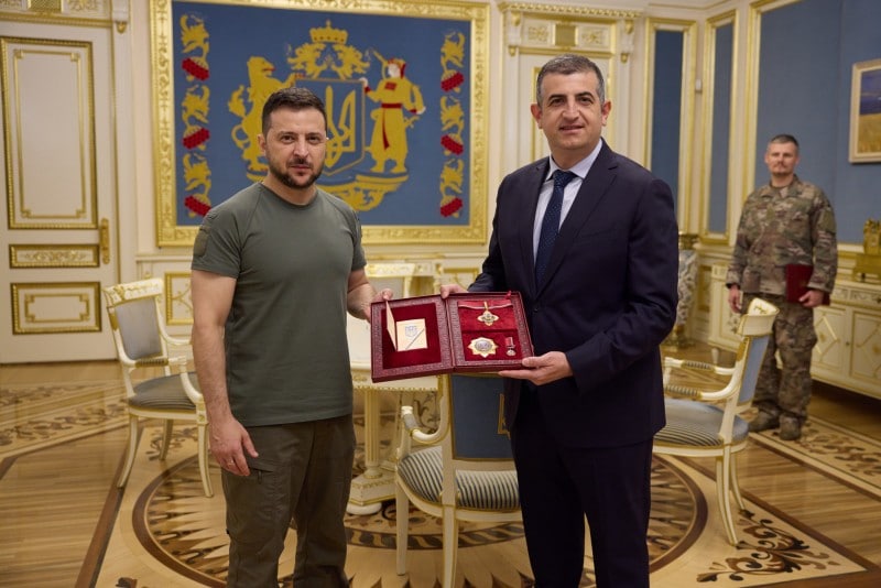 Зеленский наградил Байрактара