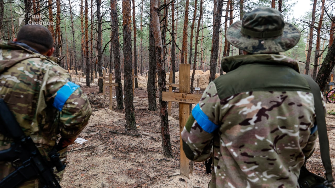 Массовое захоронение военных ВСУ под Изюмом