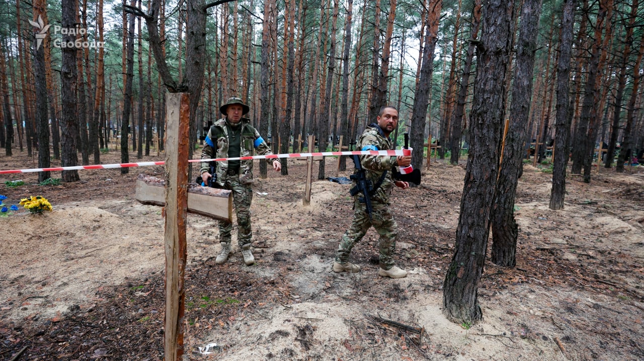 Массовое захоронение военных ВСУ под Изюмом