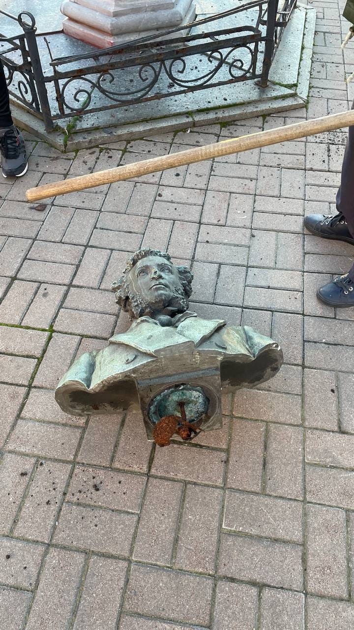 Снесенный бюст Пушкина