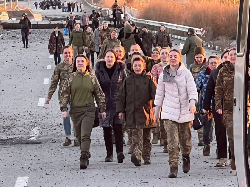 Украинские женщины вернулись домой из плена