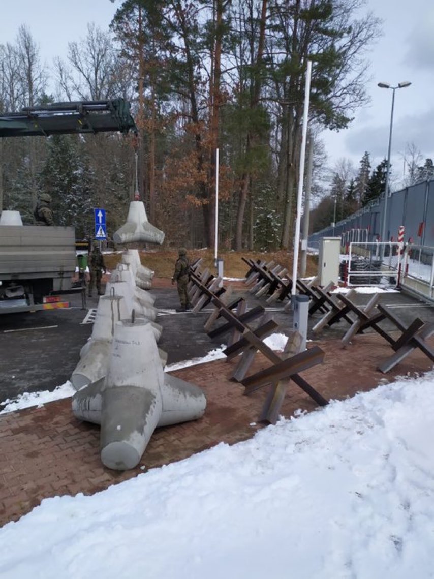 Польша ставит противотанковые ежи на границе с Беларусью