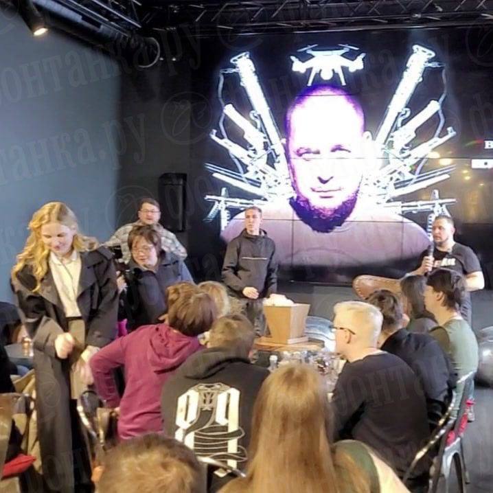 Дарья Трепова вручила Владлену Татарскому статуэтку