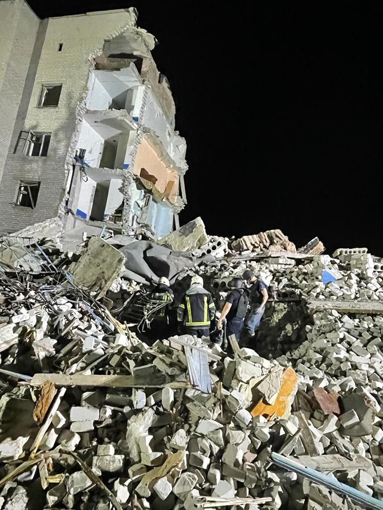 Под завалами в Донецкой области десятки человек