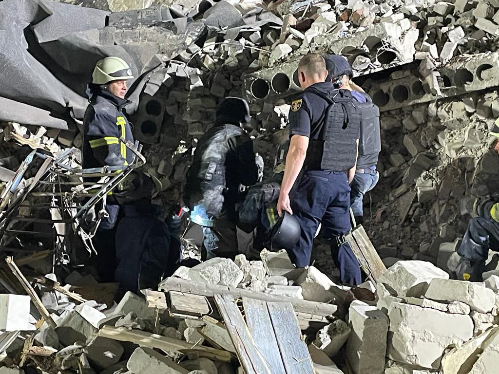 Под завалами в Донецкой области десятки человек