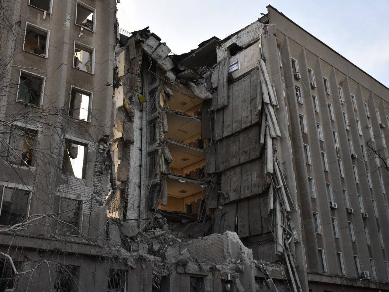 фото по ликвидации последствий ракетного удара по зданию николаевской ОГА