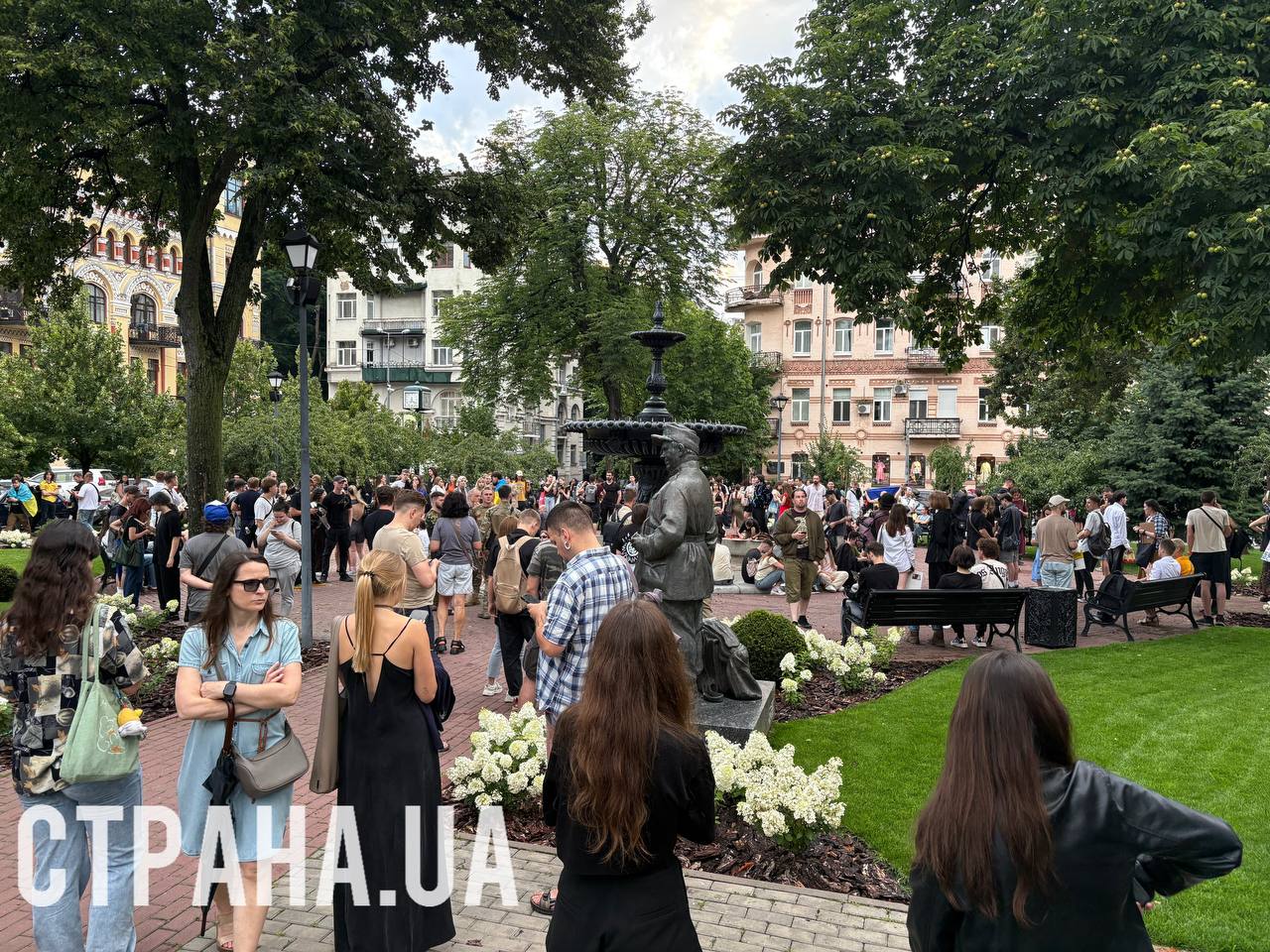 В Киеве возле театра имени Франко собрались протестующие против закона об урезании полномочий НАБУ и САП