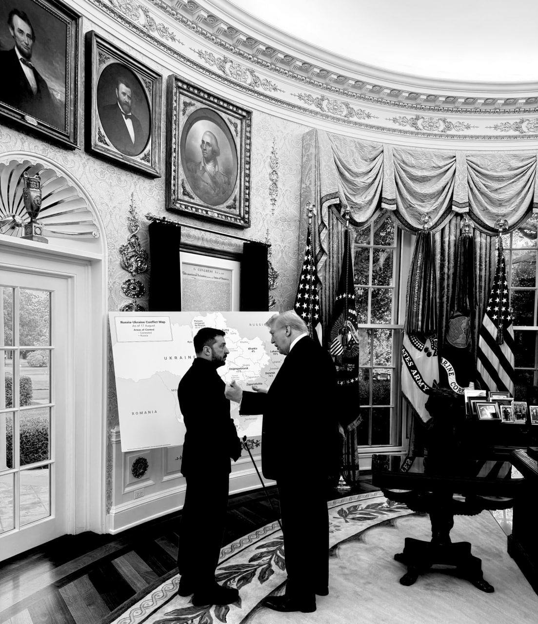 Білий дім опублікував фото із зустрічі Трампа із Зеленським. Обидва стоять біля карти. Обличчя в обох не дуже радісні