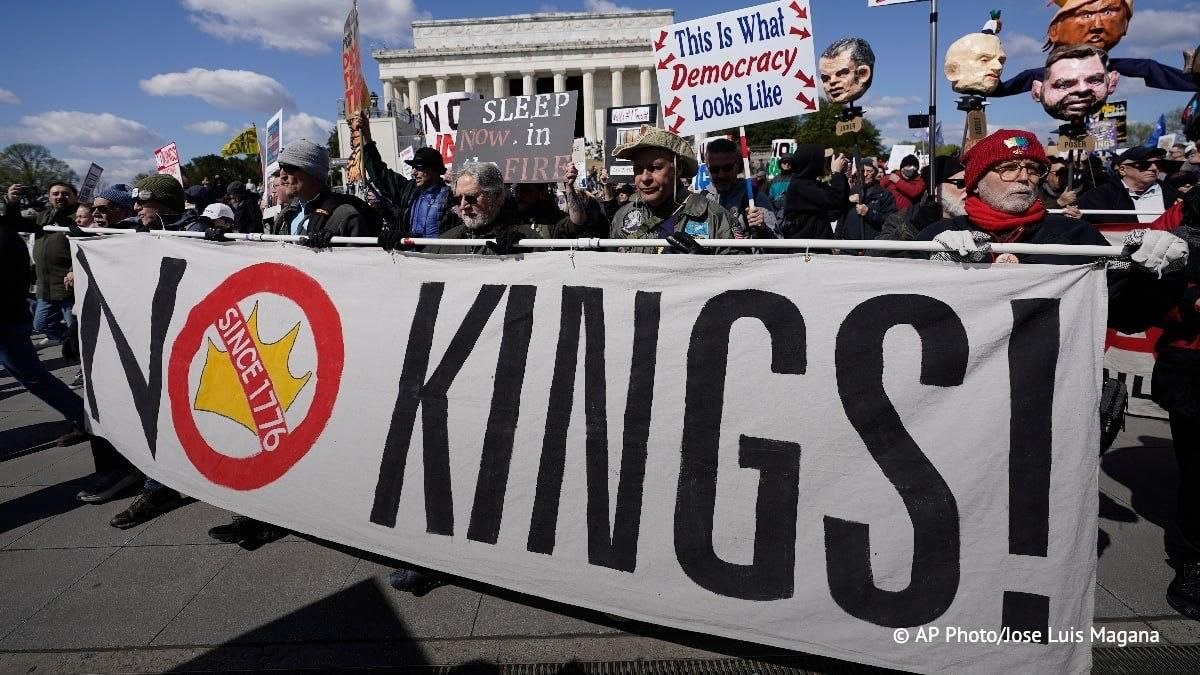 Фото (2) протестов в США. Источник – © AP Photo/Allison Robert