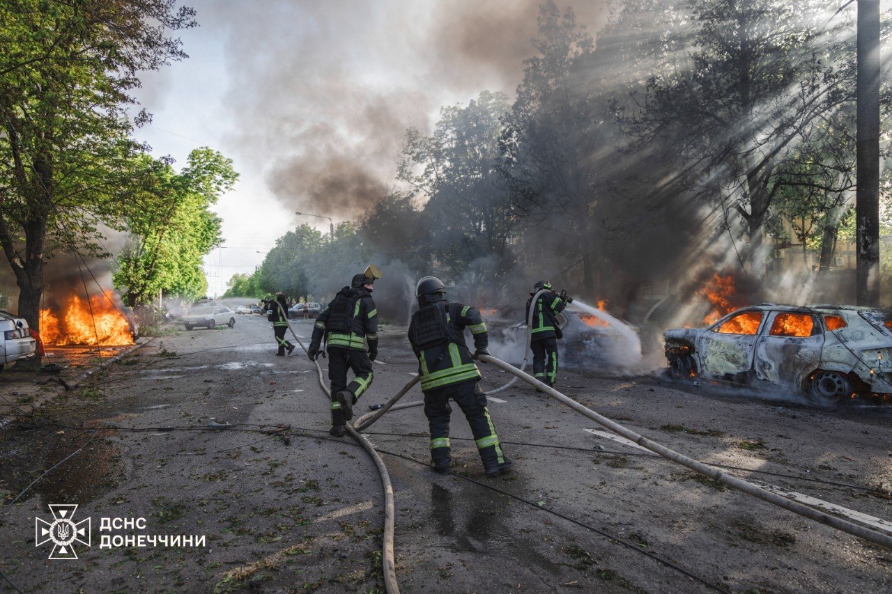 Фото (3) наслідків удару РФ по Краматорську. Джерело &ndash; ДСНС
