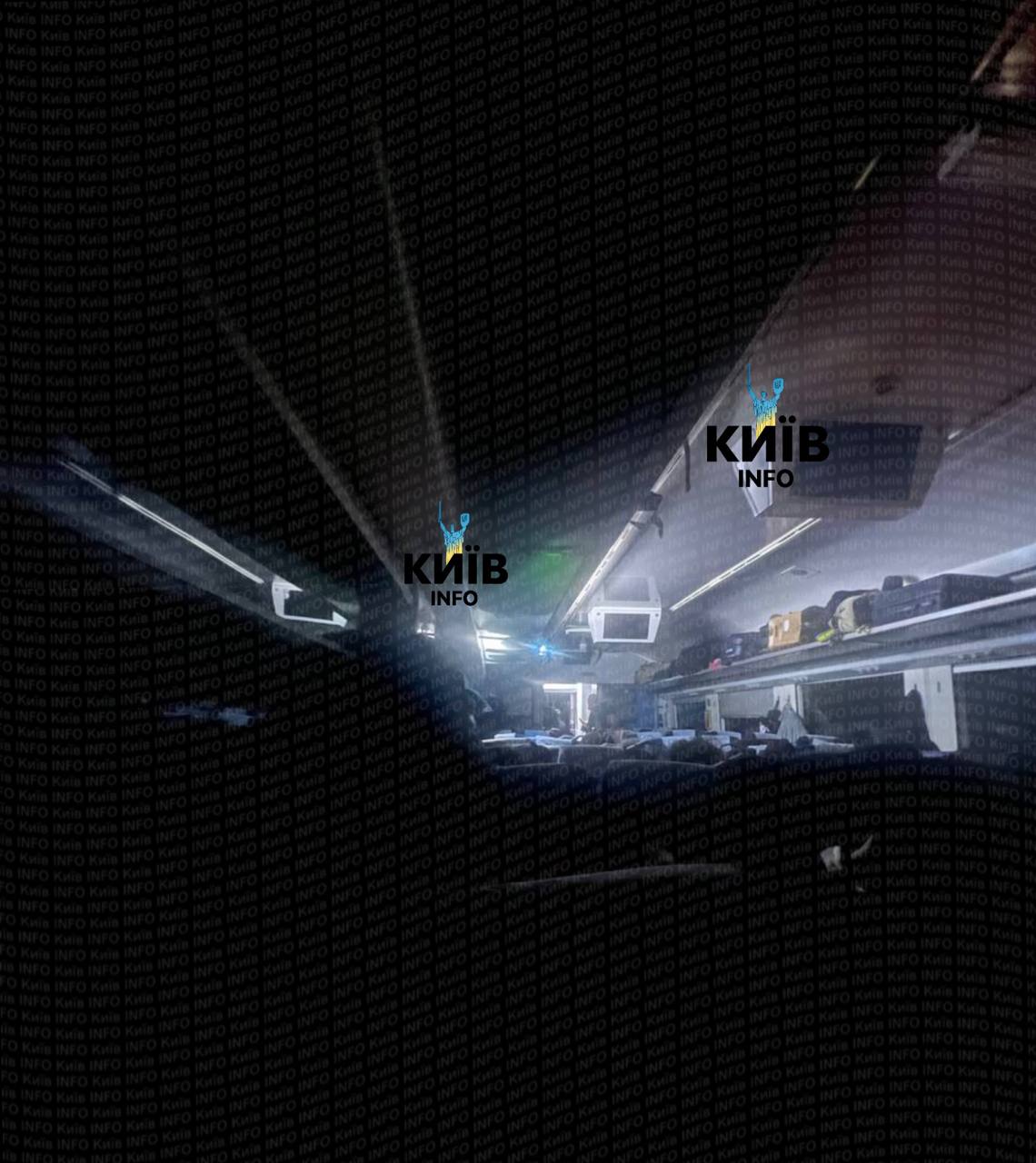 Фото темного вагона поїзда Будапешт - Київ після зупинки у полях